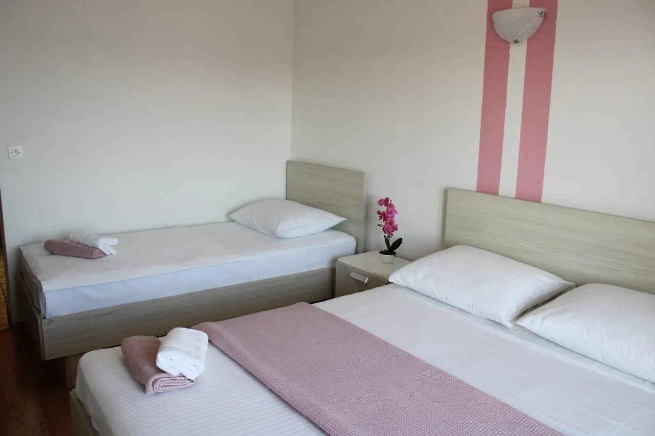 Apartments Renata Seget Donji
